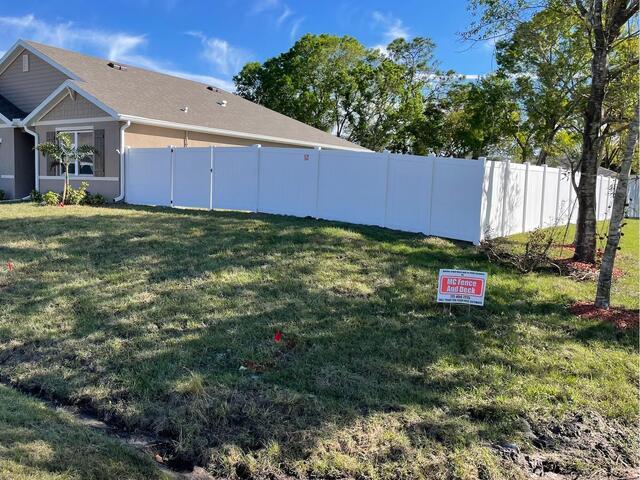 Vinyl Privacy Fence install in Valrico FL